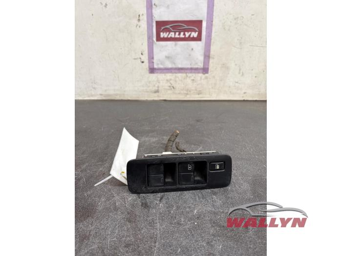 Usados Interruptor combinado de ventanillas Nissan Qashqai (J10) Precio € 42,35 IVA incluido ofrecido por Wallyn COMMV