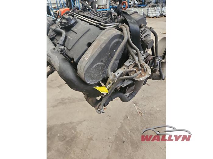 Engine from a Volkswagen Passat Variant (3C5) 2.0 TDI 16V 140 2008