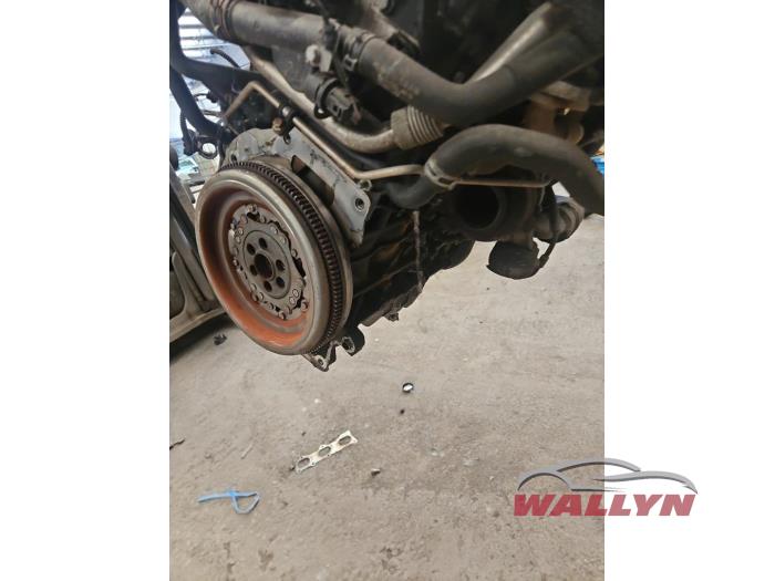 Engine from a Volkswagen Passat Variant (3C5) 2.0 TDI 16V 140 2008