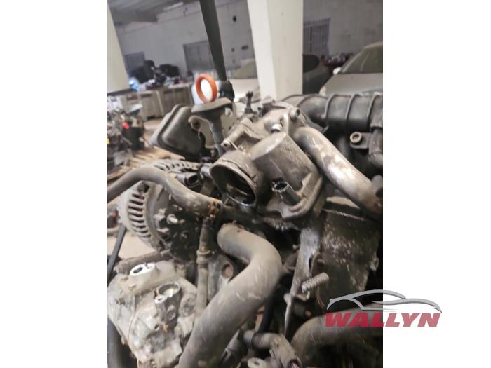 Engine from a Volkswagen Passat Variant (3C5) 2.0 TDI 16V 140 2008