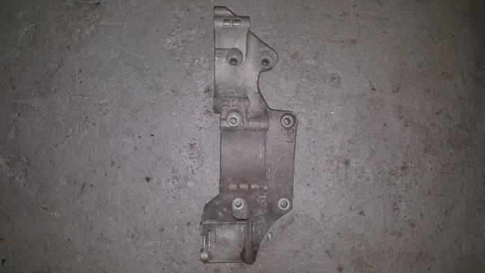 Used Alternator upper bracket Audi A3 Price € 48,40 Inclusive VAT offered by AKAS Automaterialen