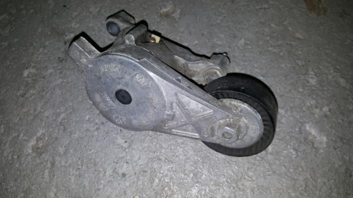Usados Tensor correa múltiple Volkswagen Passat Precio € 42,35 IVA incluido ofrecido por AKAS Automaterialen