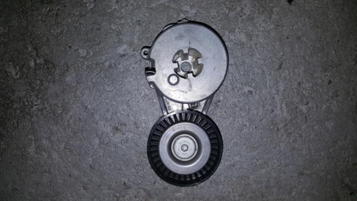 Gebrauchte Spanrolle multiriem Audi A4 Preis € 48,40 Mit Mehrwertsteuer angeboten von AKAS Automaterialen