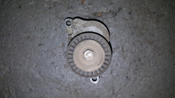 Usados Tensor correa múltiple Renault Master Precio € 48,40 IVA incluido ofrecido por AKAS Automaterialen