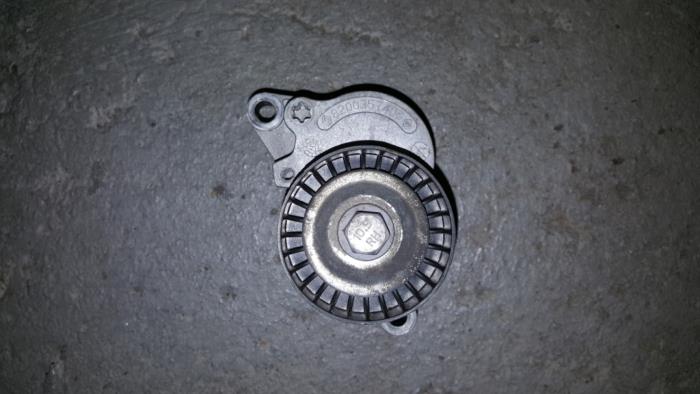 Usados Tensor correa múltiple Renault Trafic Precio € 48,40 IVA incluido ofrecido por AKAS Automaterialen
