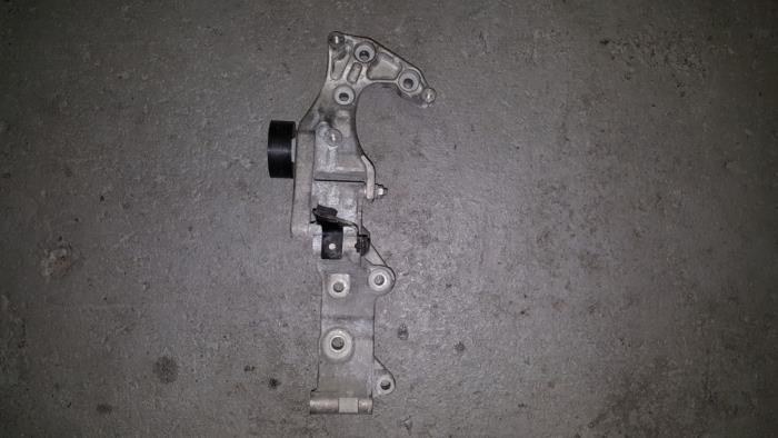 Usagé Support dynamo haut Opel Zafira Prix € 60,50 Prix TTC proposé par AKAS Automaterialen