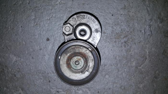 Usados Tensor correa múltiple Opel Vivaro Precio € 24,20 IVA incluido ofrecido por AKAS Automaterialen