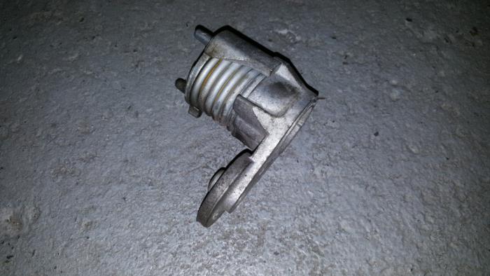 Usados Tensor correa múltiple Volvo V40 Precio € 24,20 IVA incluido ofrecido por AKAS Automaterialen