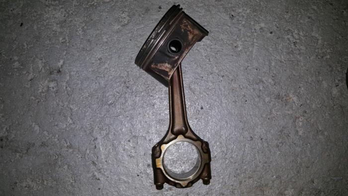 Usagé Piston Opel Astra Prix € 36,30 Prix TTC proposé par AKAS Automaterialen
