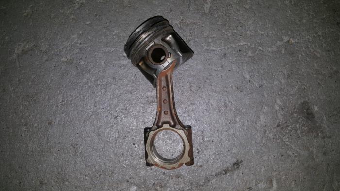 Usados Pistón Opel Astra Precio € 48,40 IVA incluido ofrecido por AKAS Automaterialen