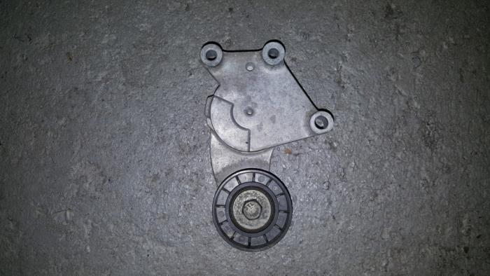 Usados Tensor correa múltiple Ford Focus Precio € 30,25 IVA incluido ofrecido por AKAS Automaterialen