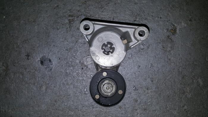 Usados Tensor correa múltiple Volvo V70/S70 Precio € 12,10 IVA incluido ofrecido por AKAS Automaterialen