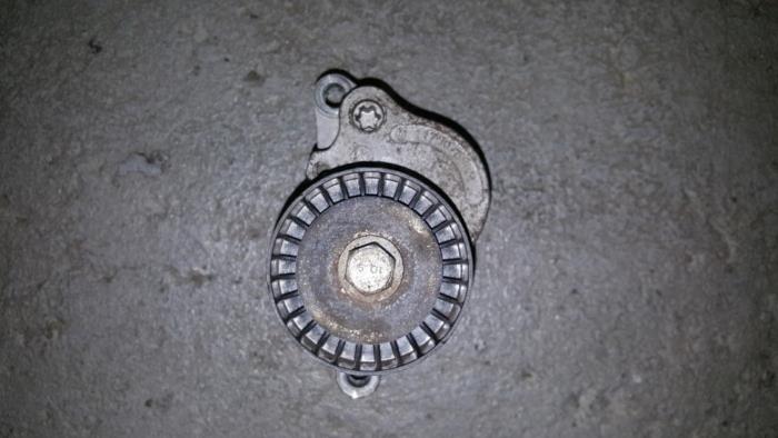 Usados Tensor correa múltiple Renault Master Precio € 30,25 IVA incluido ofrecido por AKAS Automaterialen