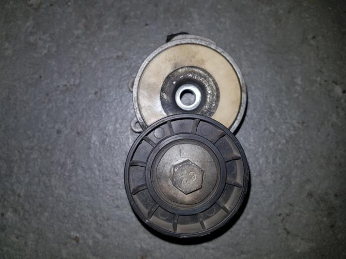 Usados Tensor correa múltiple Saab 9-5 Precio € 24,20 IVA incluido ofrecido por AKAS Automaterialen