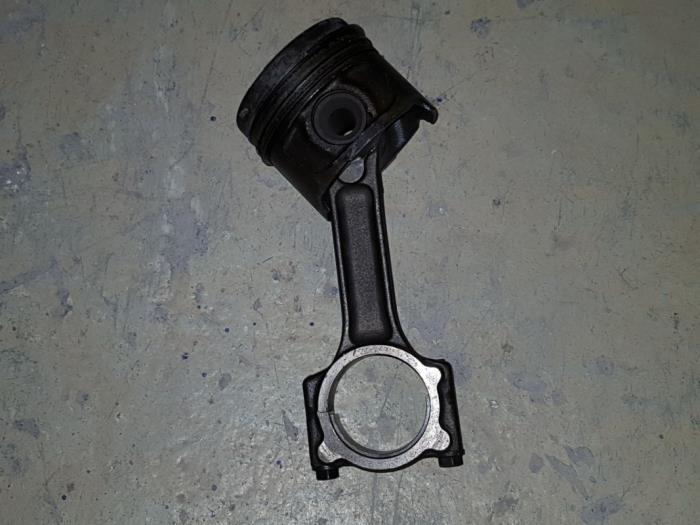 Usagé Piston Renault Clio Prix € 36,30 Prix TTC proposé par AKAS Automaterialen