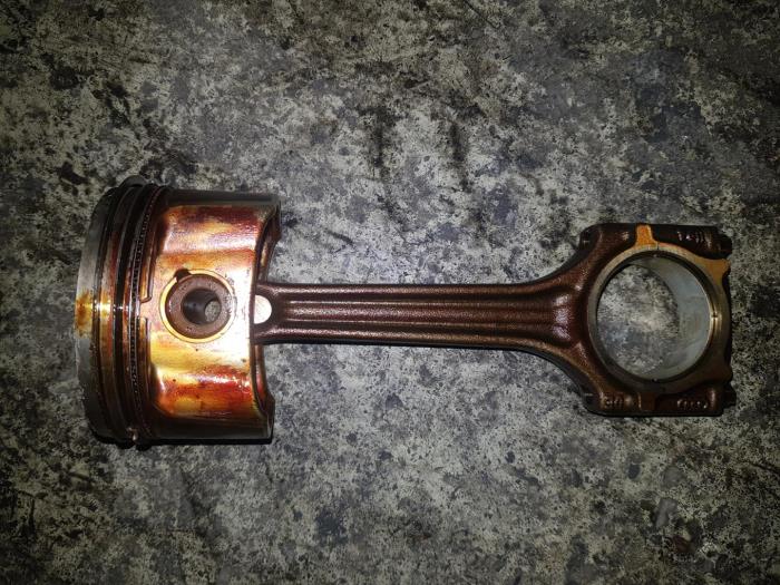 Usados Pistón Volkswagen Golf Precio € 60,50 IVA incluido ofrecido por AKAS Automaterialen