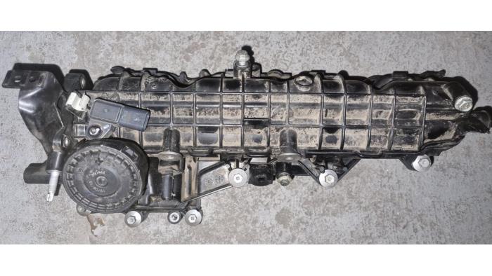 Używane Kolektor dolotowy Renault Captur Cena € 60,50 Z VAT oferowane przez AKAS Automaterialen