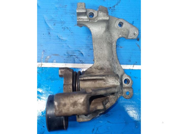 Usagé Support dynamo bas Renault Clio Prix € 18,15 Prix TTC proposé par AKAS Automaterialen