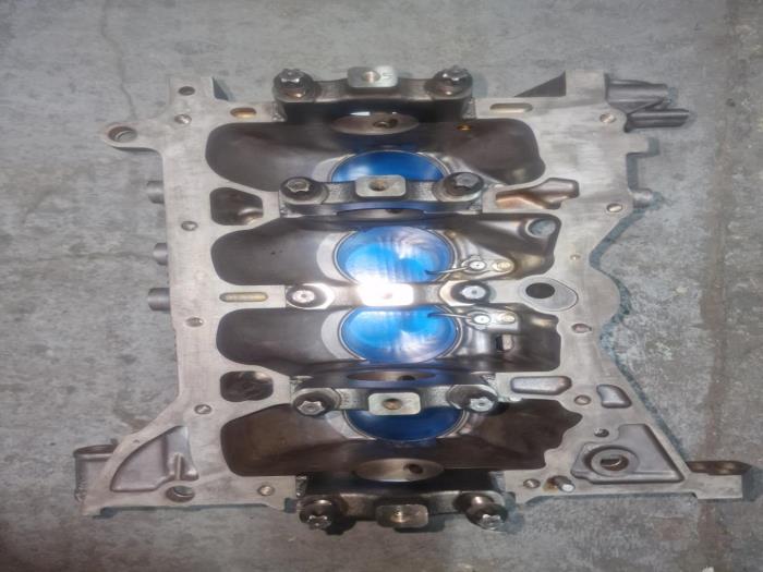 Used Engine crankcase Renault Scenic Price € 423,50 Inclusive VAT offered by AKAS Automaterialen