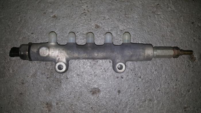 Gebrauchte Kraftstoffverteiler Citroen BX Preis € 36,30 Mit Mehrwertsteuer angeboten von AKAS Automaterialen (acceptatie)