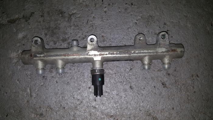 Gebrauchte Kraftstoffverteiler Citroen BX Preis € 36,30 Mit Mehrwertsteuer angeboten von AKAS Automaterialen (acceptatie)