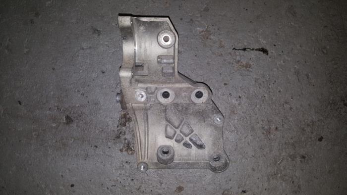Usagé Support dynamo haut Citroen BX Prix € 48,40 Prix TTC proposé par AKAS Automaterialen (acceptatie)