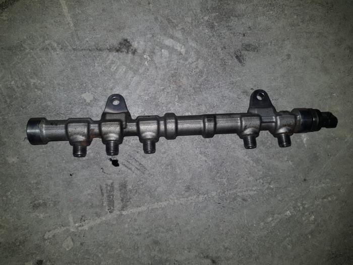 Gebrauchte Kraftstoffverteiler Citroen BX Preis € 36,30 Mit Mehrwertsteuer angeboten von AKAS Automaterialen (acceptatie)