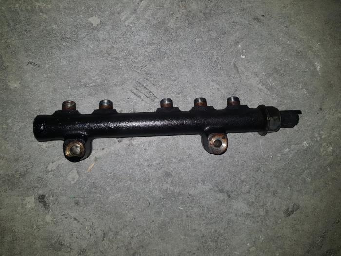 Gebrauchte Kraftstoffverteiler Citroen BX Preis € 24,20 Mit Mehrwertsteuer angeboten von AKAS Automaterialen (acceptatie)