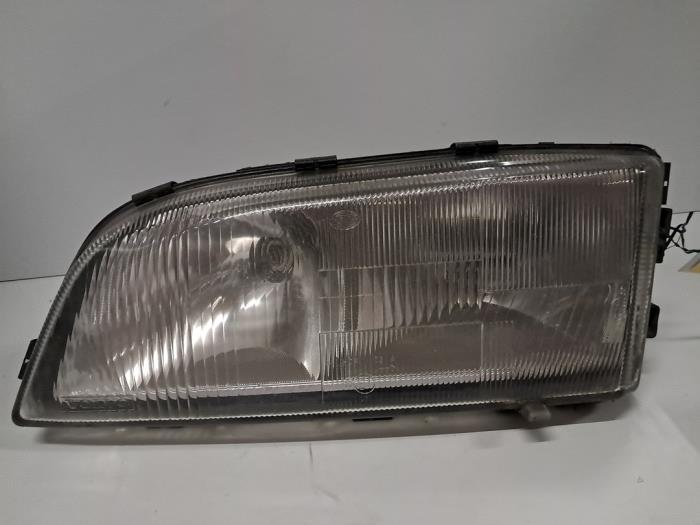 Używane Reflektor lewy Volvo V70 (GW/LW/LZ) Cena € 30,00 Z VAT oferowane przez De Jonghe Recuparts