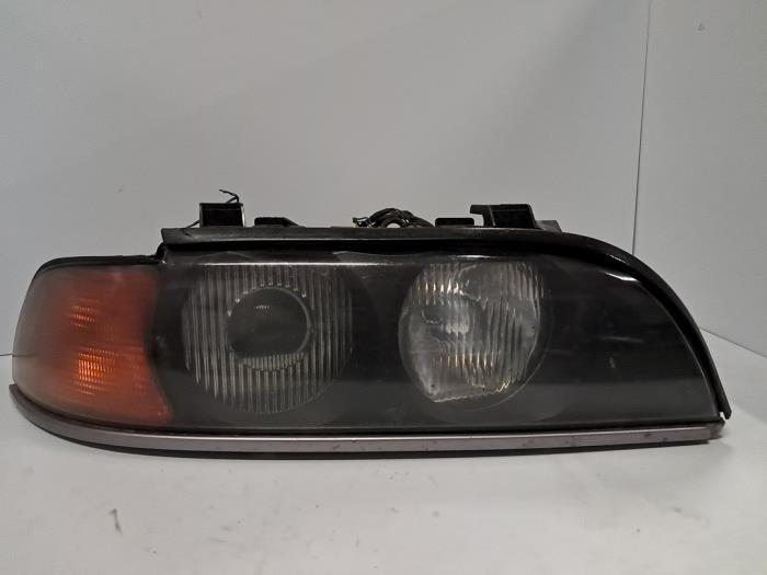 Używane Reflektor prawy BMW 5 serie (E39) 520i 24V Cena € 242,00 Z VAT oferowane przez De Jonghe Recuparts