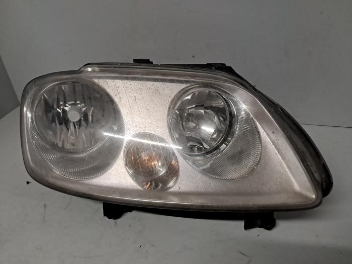 Używane Reflektor prawy Volkswagen Caddy Combi III (2KB,2KJ) 1.4 16V Cena € 48,40 Z VAT oferowane przez De Jonghe Recuparts