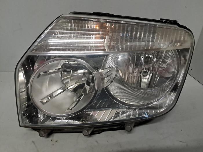 Używane Reflektor lewy Dacia Duster (HS) Cena € 78,65 Z VAT oferowane przez De Jonghe Recuparts