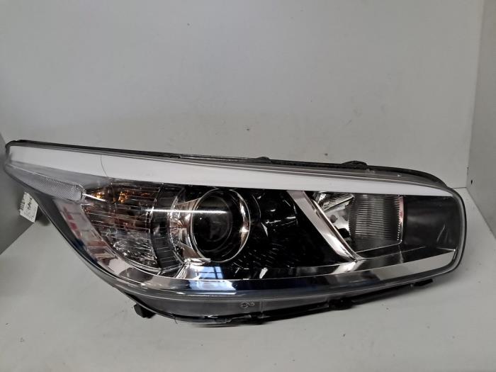 Używane Reflektor prawy Kia Cee'D Cena € 211,75 Z VAT oferowane przez De Jonghe Recuparts