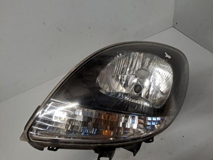 Używane Reflektor lewy Renault Kangoo Express (FC) 1.2 Cena € 42,35 Z VAT oferowane przez De Jonghe Recuparts