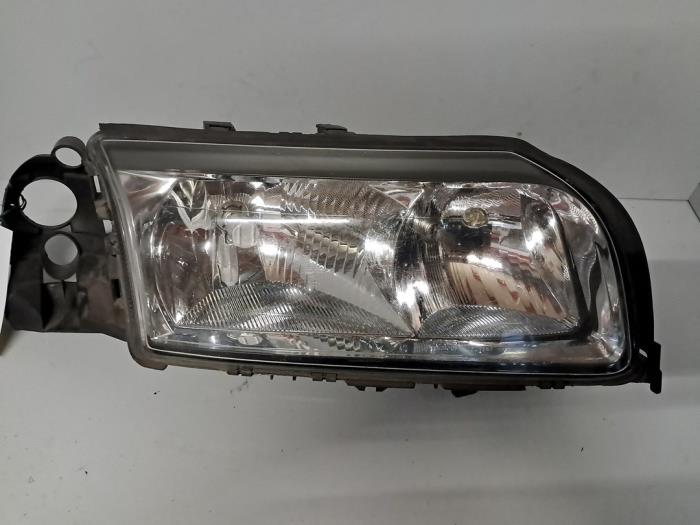 Używane Reflektor prawy Volvo S80 (KV/P80JU) 2.4 20V 140 Bifuel CNG Cena € 54,45 Z VAT oferowane przez De Jonghe Recuparts