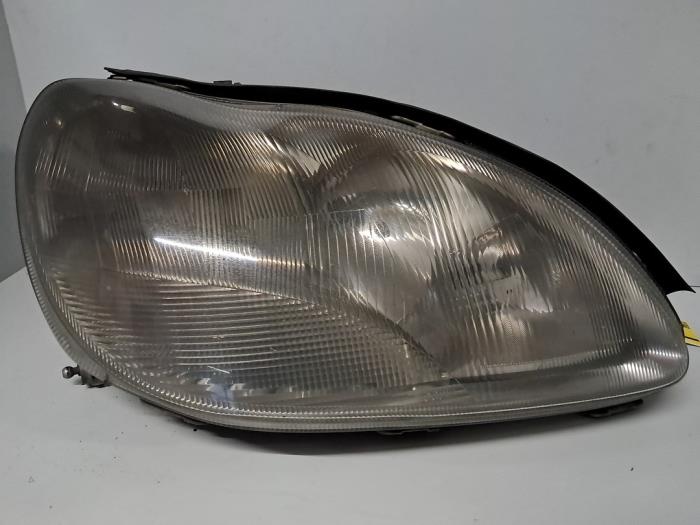 Używane Reflektor prawy Mercedes S (W220) 2.8 S-280 18V Cena € 181,50 Z VAT oferowane przez De Jonghe Recuparts