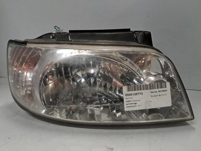 Używane Reflektor prawy Hyundai Matrix Cena € 42,35 Z VAT oferowane przez De Jonghe Recuparts