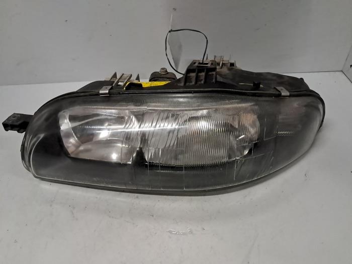 Używane Reflektor lewy Fiat Bravo (182A) 1.2 16V Cena € 48,40 Z VAT oferowane przez De Jonghe Recuparts