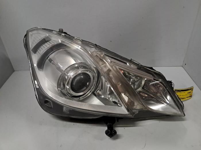 Używane Reflektor prawy Mercedes E (C207) E-200 CGI 16V BlueEfficiency Cena € 726,00 Z VAT oferowane przez De Jonghe Recuparts
