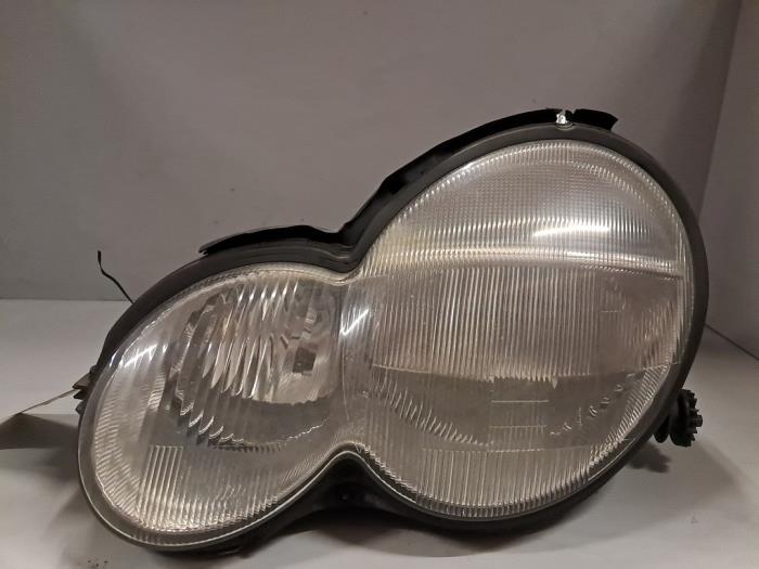 Używane Reflektor lewy Mercedes C (W203) 2.0 C-180 16V Cena € 48,40 Z VAT oferowane przez De Jonghe Recuparts