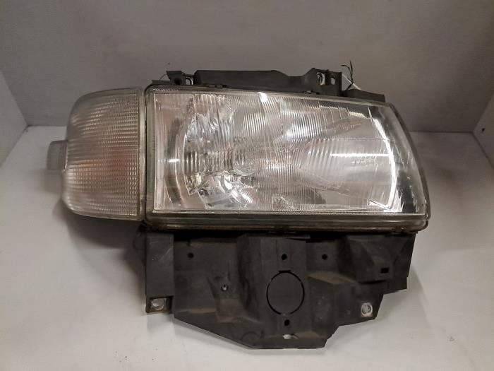 Używane Reflektor prawy Volkswagen California T4 1.9 TD Cena € 48,40 Z VAT oferowane przez De Jonghe Recuparts