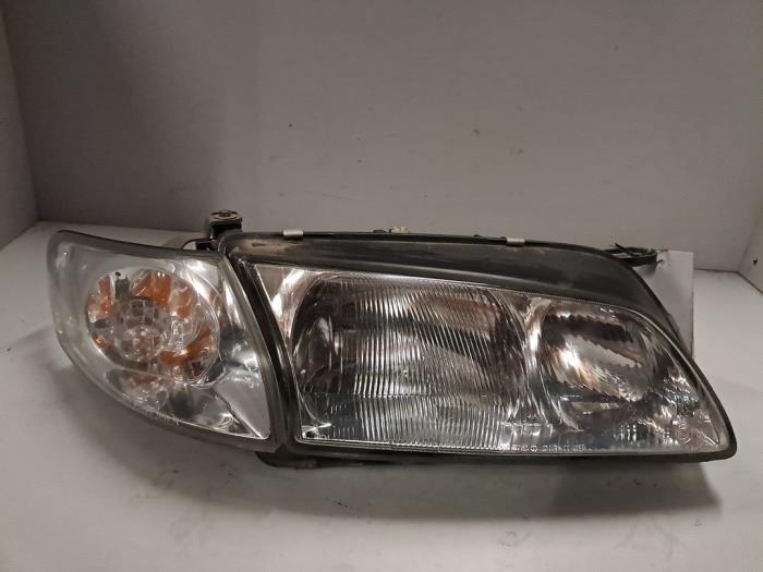 Używane Reflektor prawy Mazda 626 Cena € 60,50 Z VAT oferowane przez De Jonghe Recuparts
