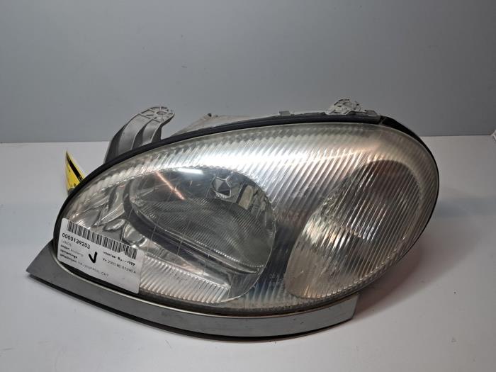 Używane Reflektor lewy Daewoo Lanos (TA/TF08/48/86) 1.3 Cena € 42,35 Z VAT oferowane przez De Jonghe Recuparts