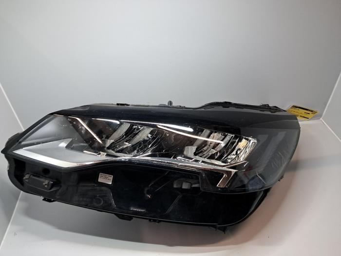 Używane Reflektor lewy Peugeot 3008 II (M4/MC/MJ/MR) 1.2 12V e-THP PureTech 130 Cena € 605,00 Z VAT oferowane przez De Jonghe Recuparts