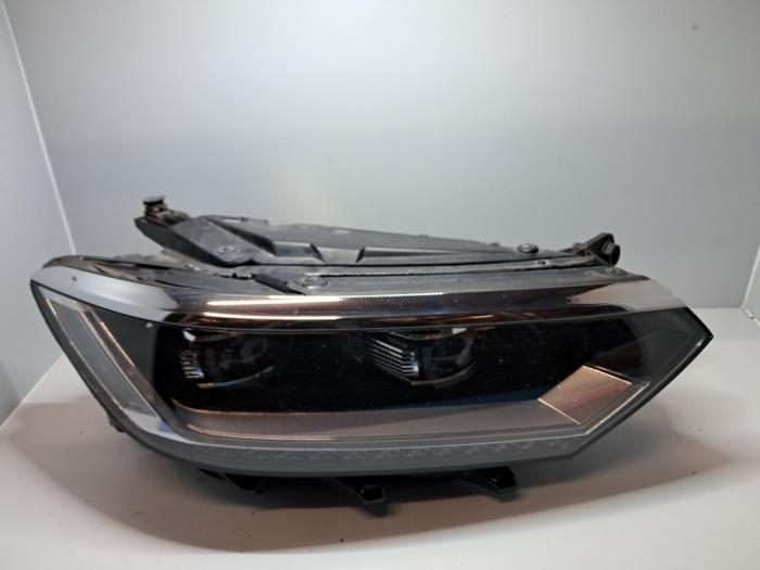 Używane Reflektor prawy Volkswagen Passat (3G2) 1.4 GTE Hybrid 16V Cena € 1.149,50 Z VAT oferowane przez De Jonghe Recuparts