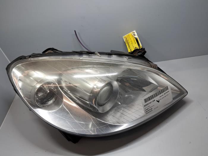 Używane Reflektor prawy Mercedes B (W245) 1.5 B-150 16V Cena € 121,00 Z VAT oferowane przez De Jonghe Recuparts