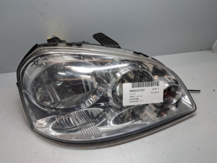 Używane Reflektor prawy Chevrolet Nubira 1.4 16V Cena € 48,40 Z VAT oferowane przez De Jonghe Recuparts