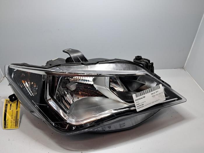 Używane Reflektor prawy Seat Ibiza IV (6J5) 1.2 12V Cena € 151,25 Z VAT oferowane przez De Jonghe Recuparts