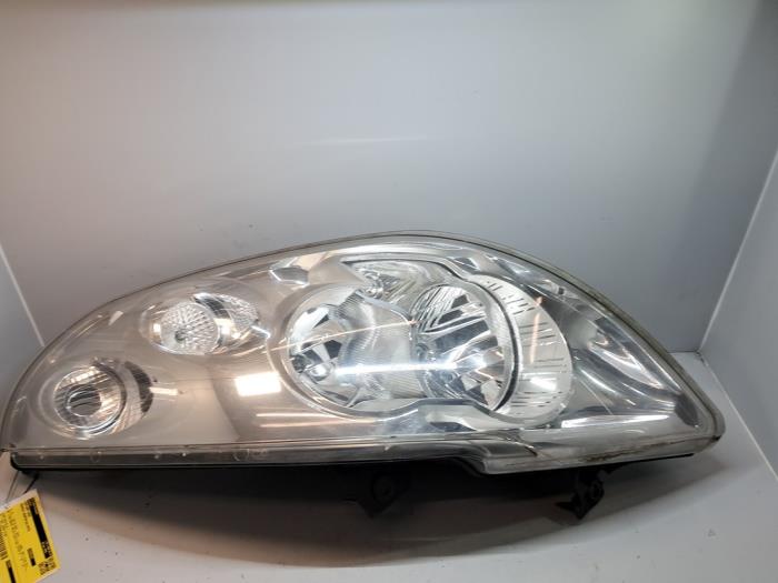 Używane Reflektor lewy Renault Master III (EV/HV/UV/VA/VB/VD/VF/VG/VJ) 2.3 dCi 100 16V FWD Cena € 151,25 Z VAT oferowane przez De Jonghe Recuparts