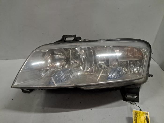 Używane Reflektor lewy Fiat Stilo (192A/B) 1.2 16V 3-Drs. Cena € 42,35 Z VAT oferowane przez De Jonghe Recuparts